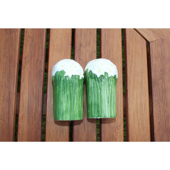 Vintage Ceramic Flower Salt And Pepper Shaker Set From The 1950's - Picture 3 of 7